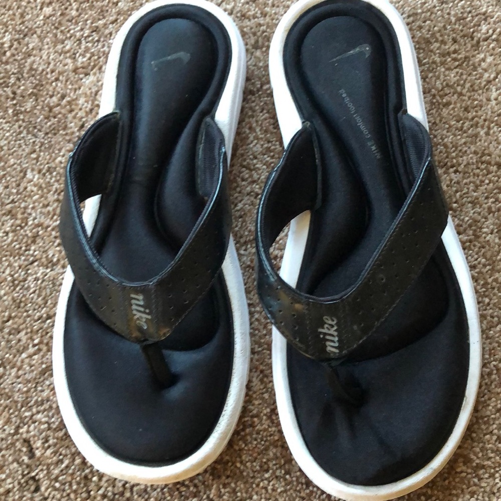 Women’s NIke flip flops